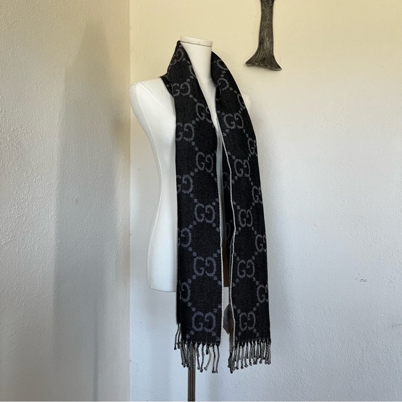 Gucci GG Monogram Grey/Ivory Reversible Wool Fringe Scarf + Box - Picture 6 of 10
